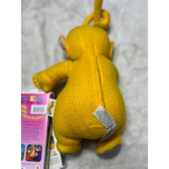 Playskool Hasbro 1998 Teletubbie Laa Laa plush, two vhs tapes included - Picture 6 of 6